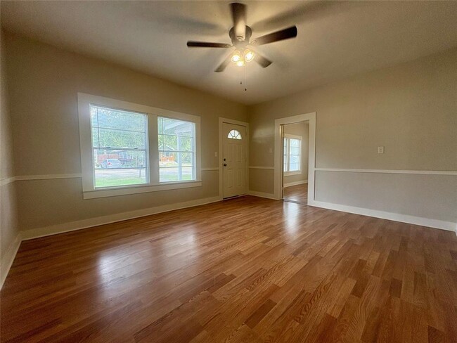 Photo - 815 Lizzie St