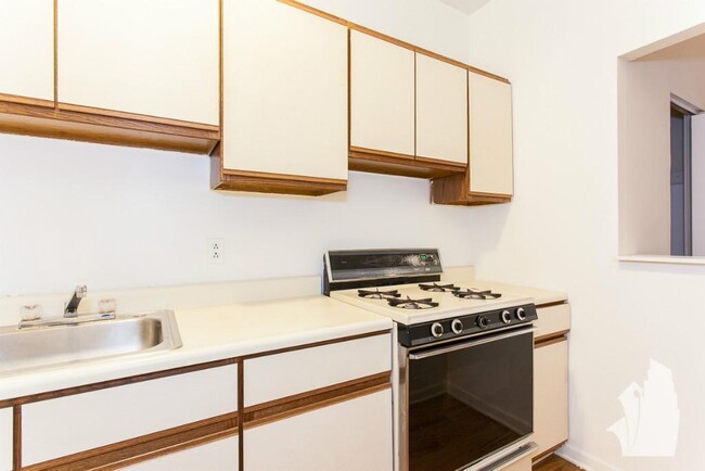 Photo - 654 W Cornelia Ave Condo Unit 662-16