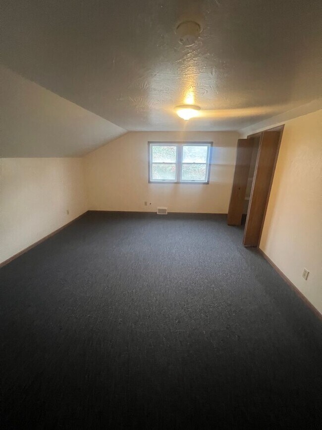 346 E 2nd St Unit 2nd Flr
