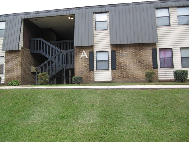 Building Photo - Ten Oaks Manor Rental