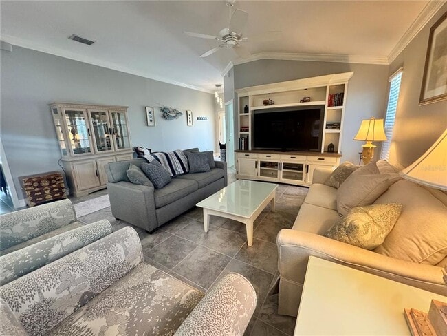 Photo - 1715 Schau St