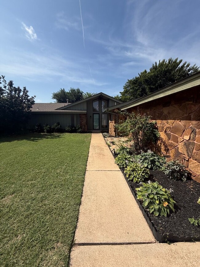 Building Photo - Charming and spacious with thoughtful updates! This 3 bed 2 bath feels new and trendy, schedule y...