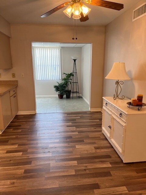 Dining Room - 4158 Tamiami Trl Unit T8