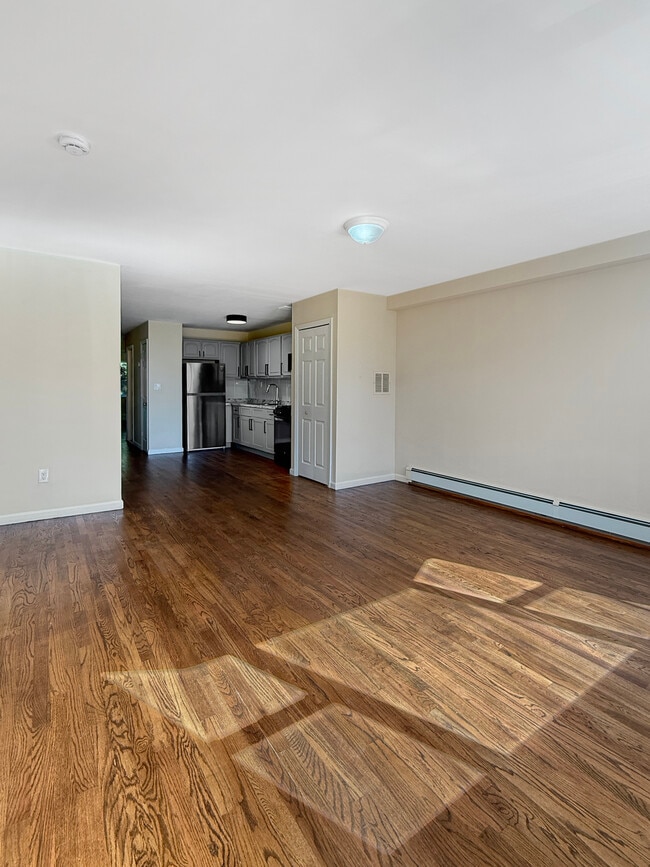 livingroom - 495 Maple St Unit 2