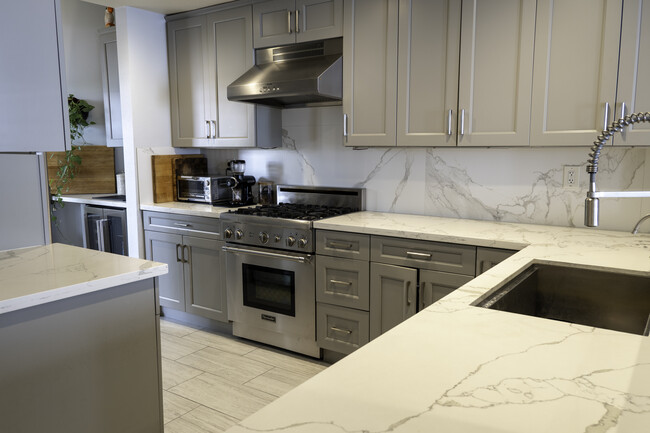 Building Photo - 425 E Ocean Blvd Unit 320