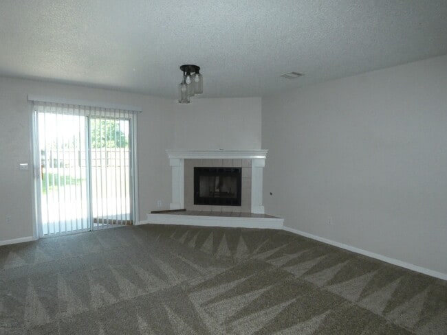 Photo - 833 Spring Ct