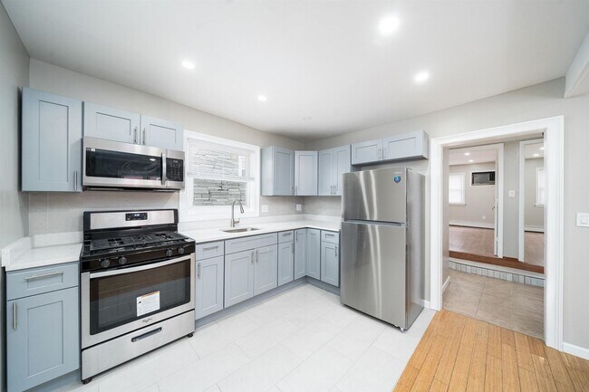 Building Photo - 27 W 16th St Unit B-B Rental