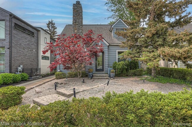 Building Photo - 328 George St