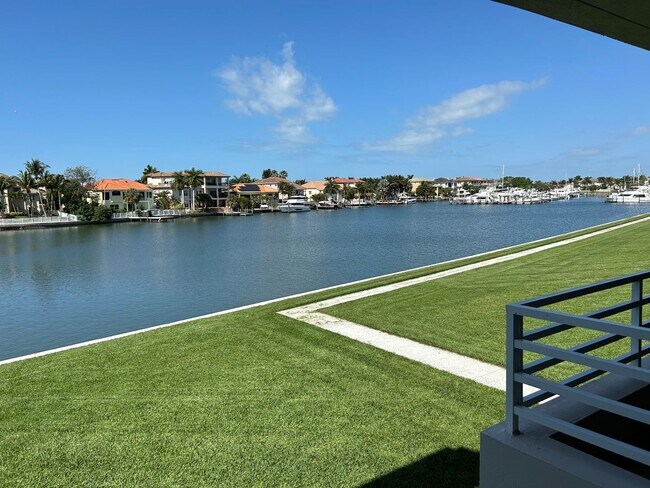 Building Photo - Beautifully Remodeled 2/2 Waterfront Unit ... Rental