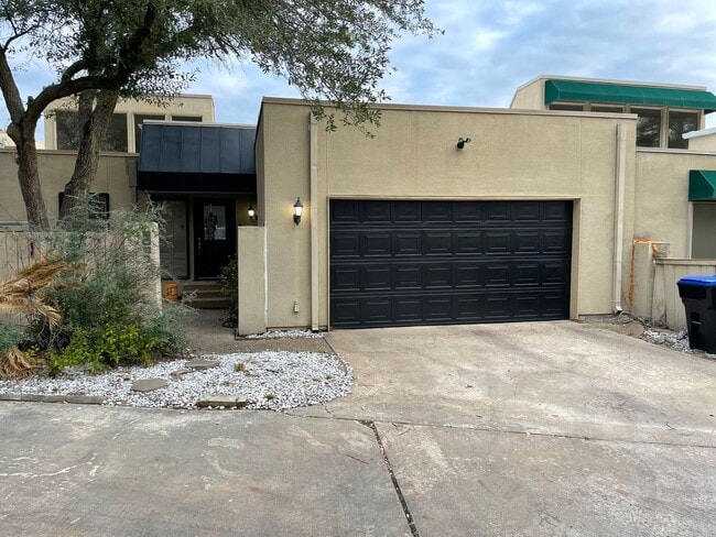 Building Photo - 3/2.5/2 with 2 Living Areas on Crossing Creeks Country Club