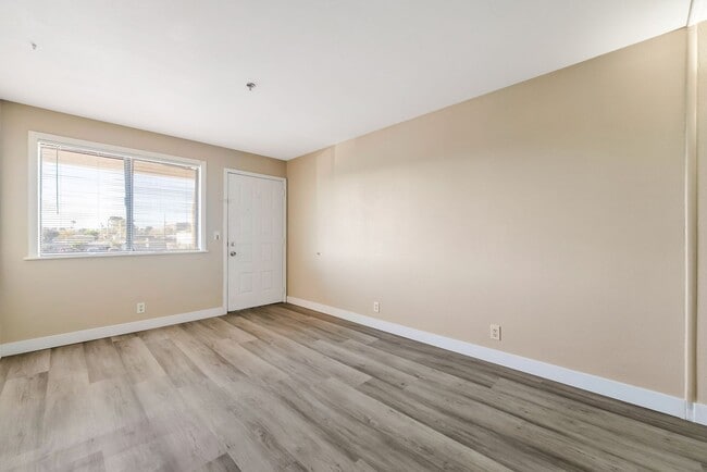 Photo - Modern & Inviting Second-Floor Retreat in Central Las Vegas