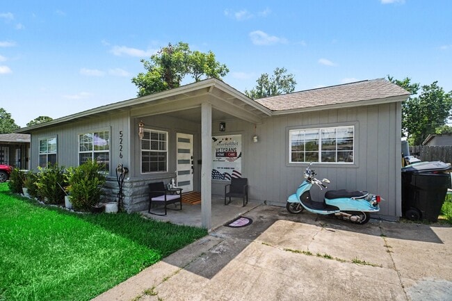 Photo - 5226 Pomander Rd