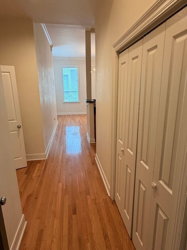 Building Photo - 1BD/1BA Condo in Warehouse District