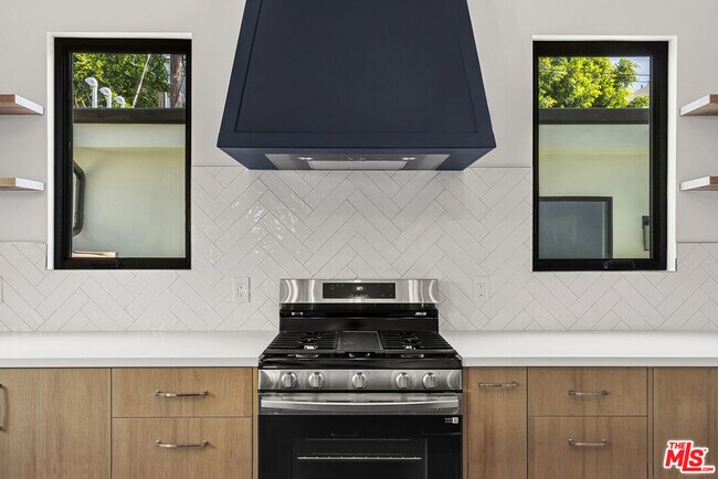 Photo - 824 N Orange Grove Ave