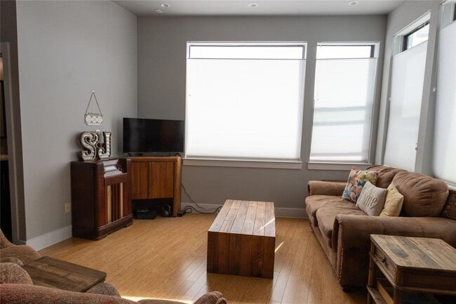 Photo - 3000 Speedway Unidad C