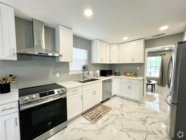 Building Photo - 12230 Fairpoint Dr Rental