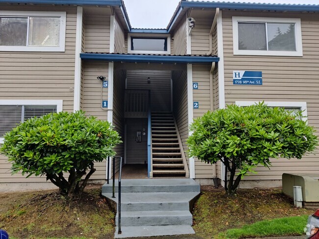 Building Photo - Gorgeous ground floor 1 bedroom condo