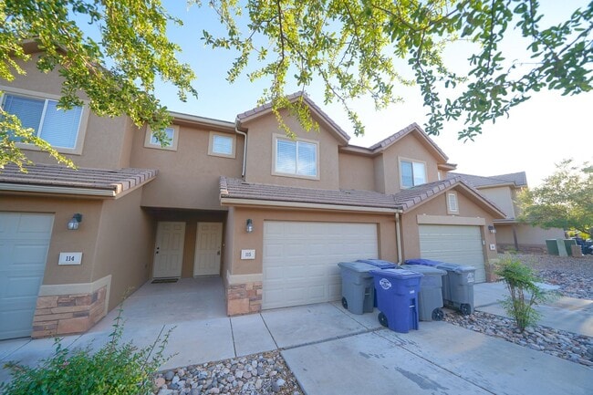 Building Photo - Remodeled 3 Bed / 2.5 Bath Townhome in Great Location