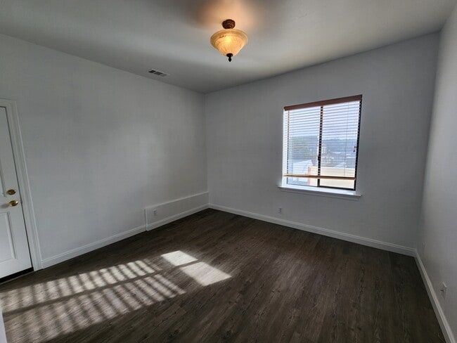 Photo - 835 12th St Unidad 205