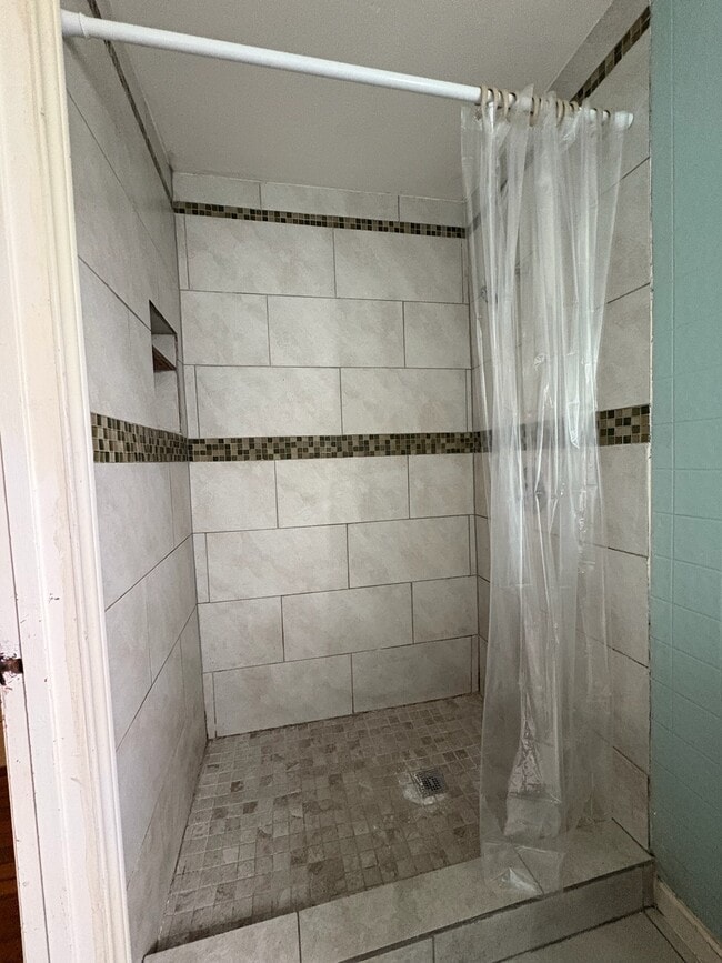 Ducha - 134 Roberts St Unidad 201