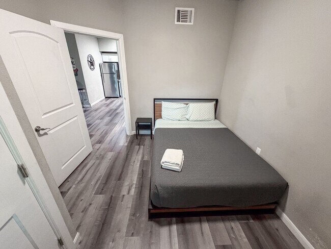 Photo - 4 Bed / 2 Bath in West Campus – Bring Your... Unit 4/2