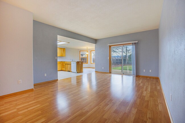 Beautiful 3 BD, 2 BA Home Located in South... - Beautiful 3 BD, 2 BA Home Located in South...