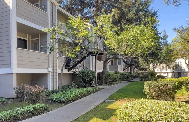 Building Photo - 295 Stonegate Cir Unit Perfectly Located