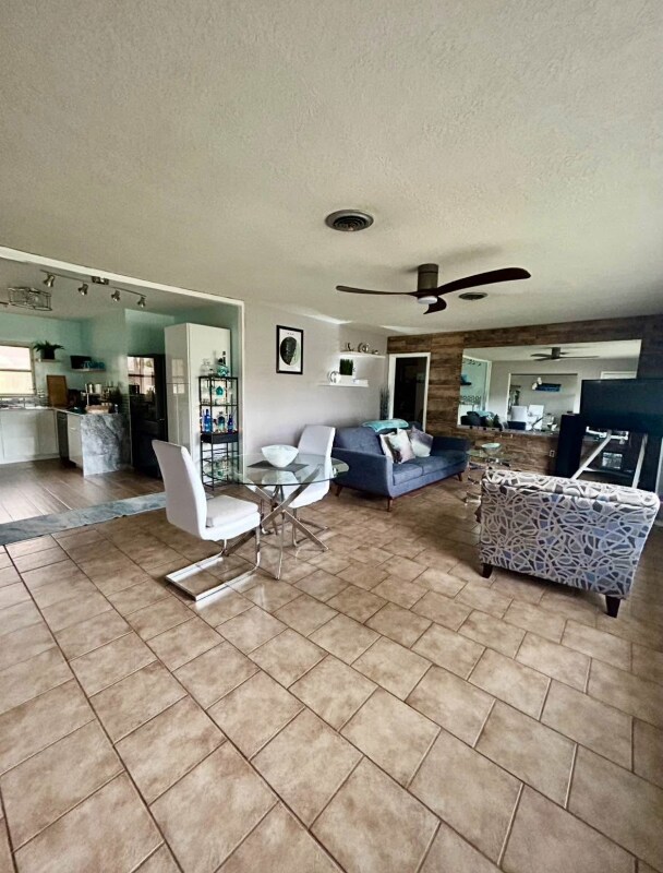 Photo - 857 Banyan Dr