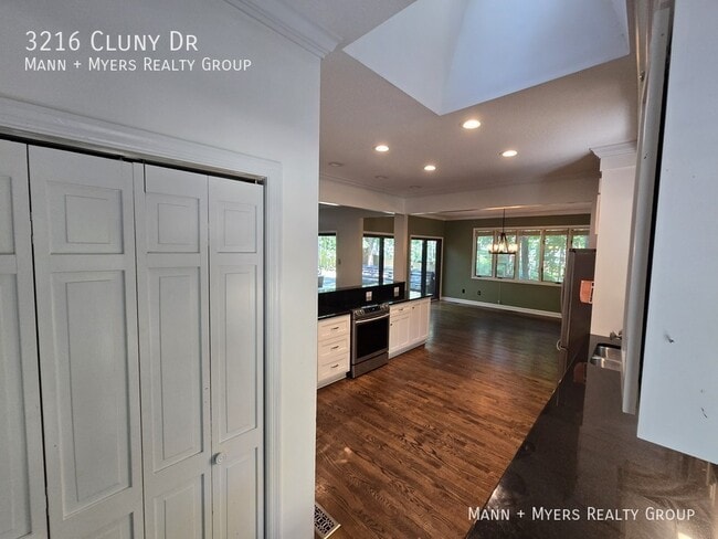 3216 Cluny Dr