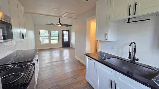 Photo - 607 E 12th St