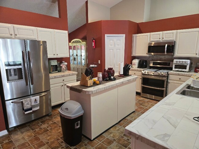 Photo - 672 Basingstoke Ct