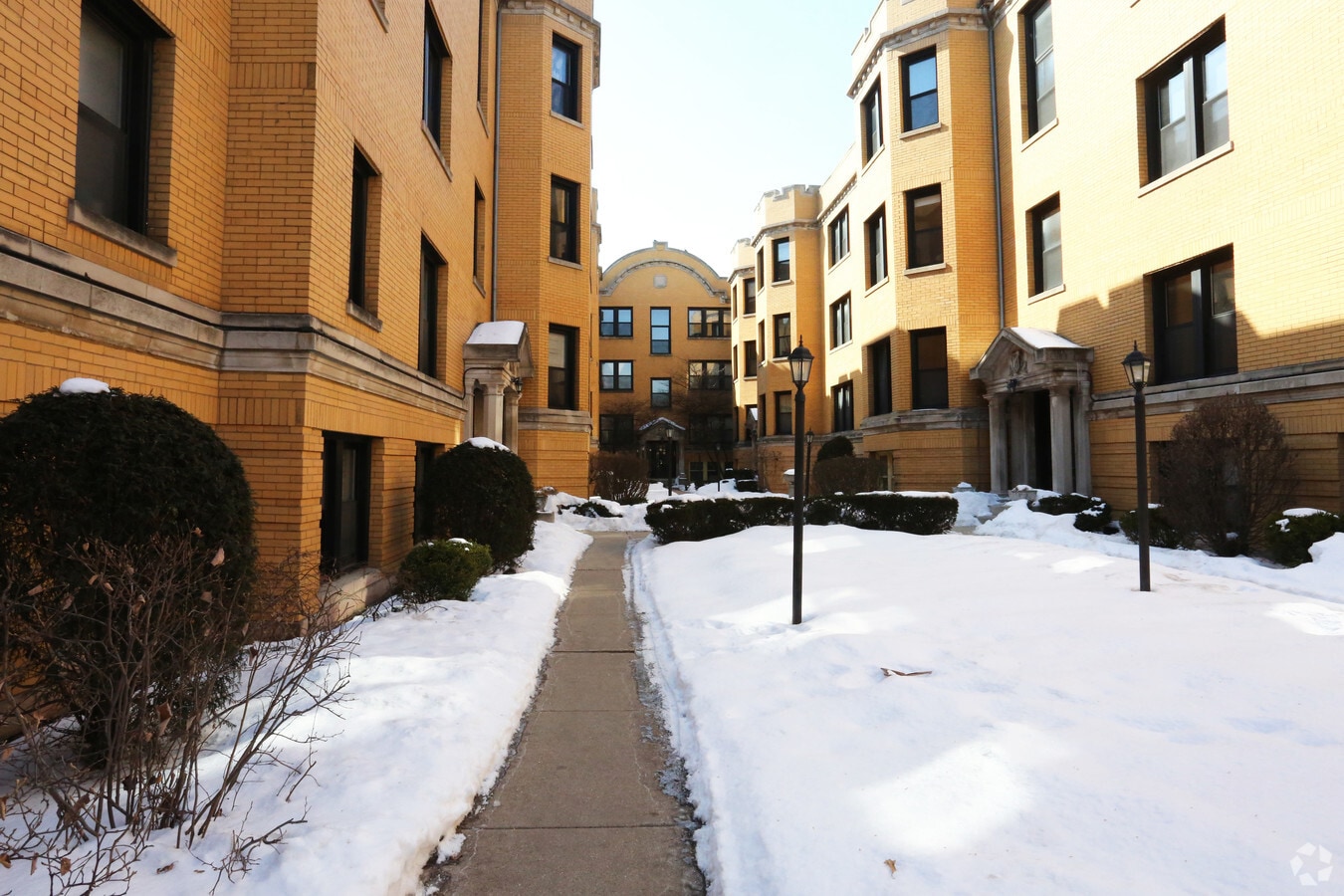 Photo - 2418-2428 N Sawyer Ave