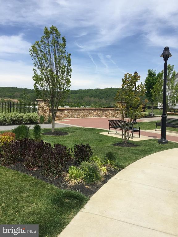 Photo - 401 Gladstone Ct Townhome