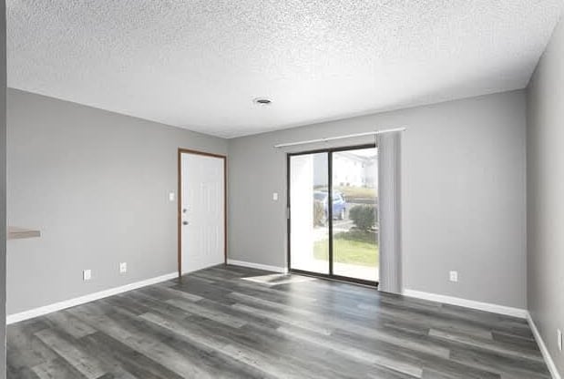 Photo - 472 Cedarview Ct