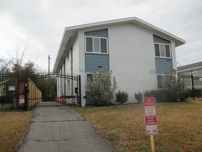 Building Photo - 3607 Murworth Dr Unit 3