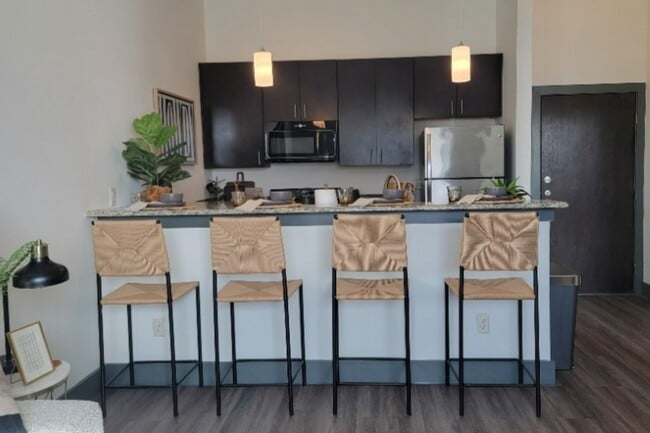 Premier Upgraded 1BR, 1BA - 628SF - Urban Square Apartments