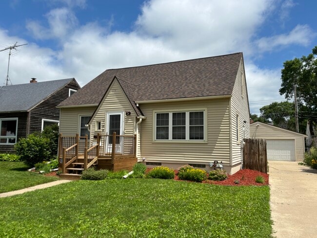 3 bed / 3 bath home near Silver Lake and Quarry Hill Park! - 728 12th Ave NE House
