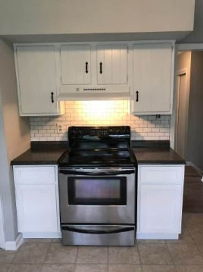 Photo - 653 Bishop Dr