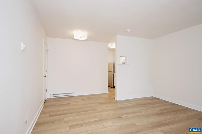 Building Photo - 2114 Ivy Rd Unit 10