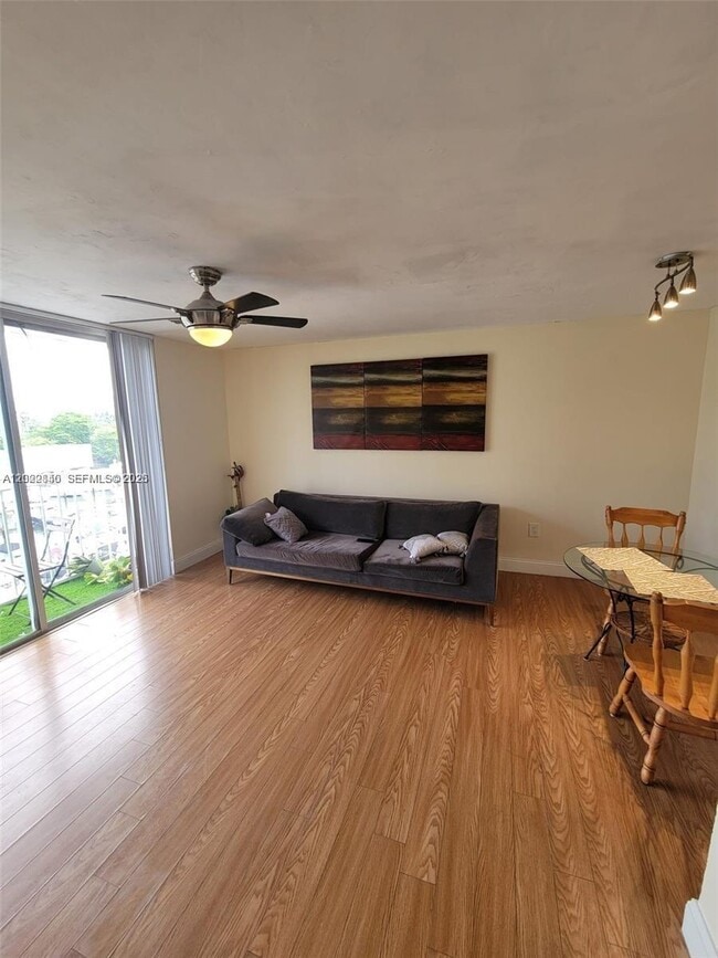 Photo - 1740 NW N River Dr Unit 512