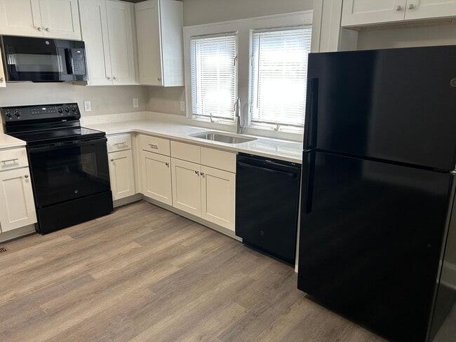 Photo - 4151 Sheraton St