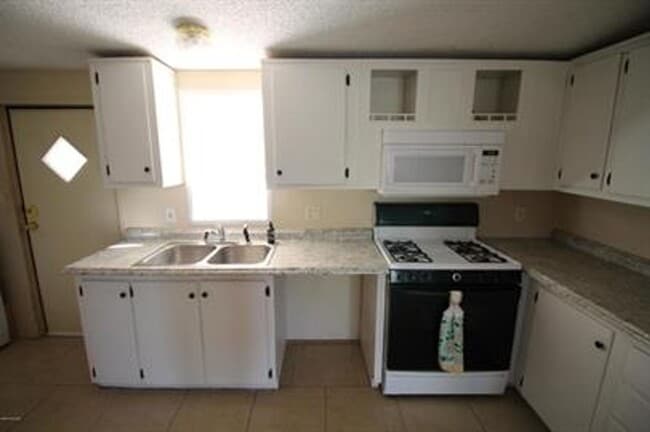 Photo - HUGE PRIVATE LOCATION 3 BEDROOM 2 BATH HOME!!