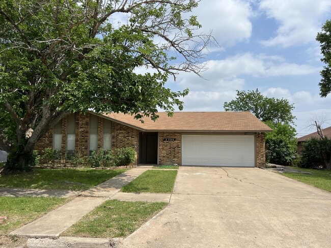 Building Photo - 2306 Hunt Dr