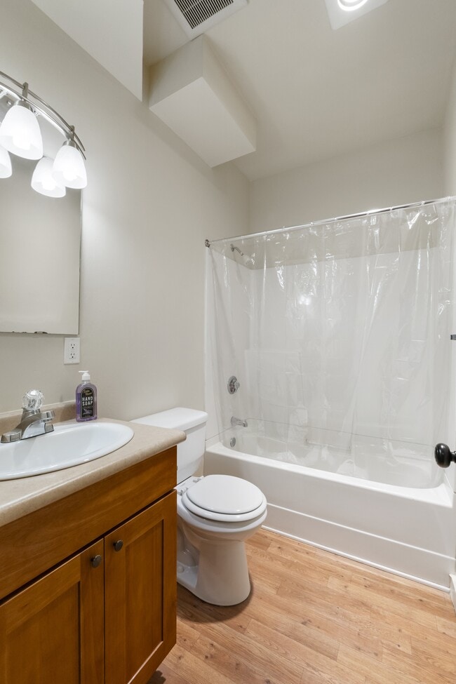 2-bedroom bathroom with shower/tub combo