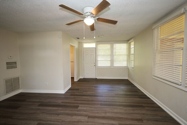 Photo - 902 Ridgewood Dr