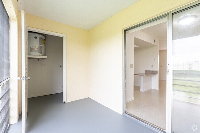 2BR, 2BA - 1,000SF - Balcony & Laundry