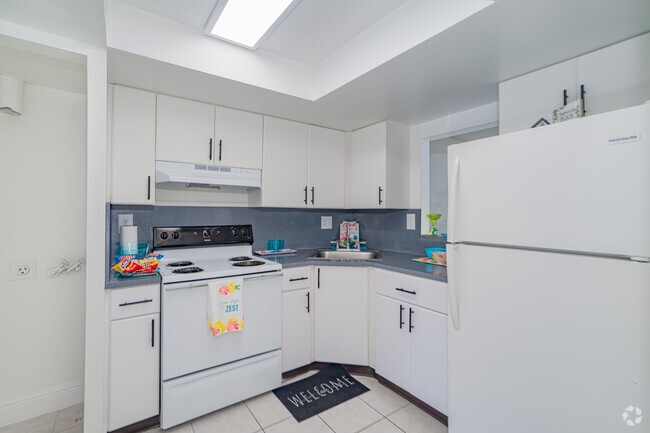 2BR, 2BA - 1,000SF