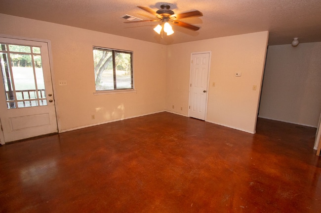 Photo - 701 Roland Ln