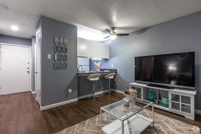 1BR, 1BA - 585SF - Tribeca on the Creek