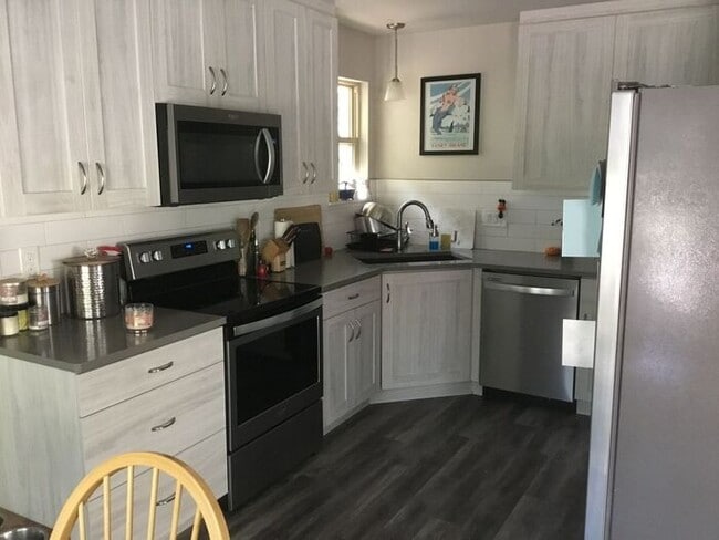 Refinished 2 Bedroom Home Near Downtown Fo... - Refinished 2 Bedroom Home Near Downtown Fo...